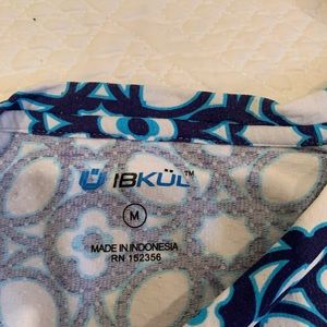 IBKul crew neck top size medium; shirt provides sunscreen.  Notice the vents!